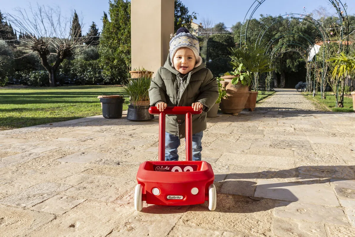 Italtrike Roberto – Primeros pasos para niños – Andador de bebé de 6 – 12 meses hasta 3 años, carrito Montessori, seguro para casa y guarderías – Juego para aprender a caminar con antivuelco (rojo)
