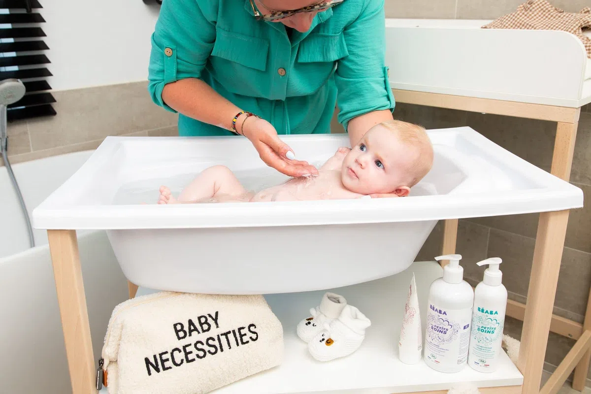 Béaba Mesa cambiador con bañera, ruedas fáciles de mover, unidad de cambio, robusta, seguridad óptima, ultra práctica, compacta, madera natural de haya, Blanco